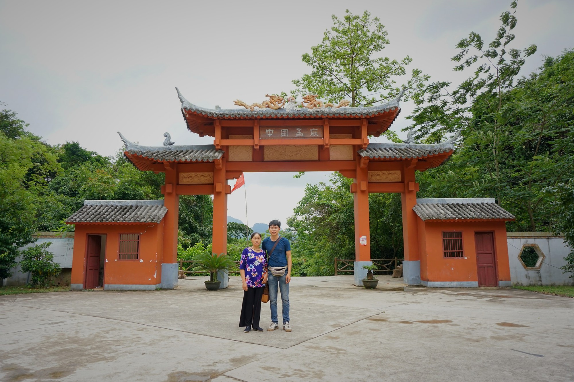 Chàng trai dành cả thanh xuân đưa mẹ đi phượt khắp thế gian và những lần đầu tiên đầy xúc động của mẹ