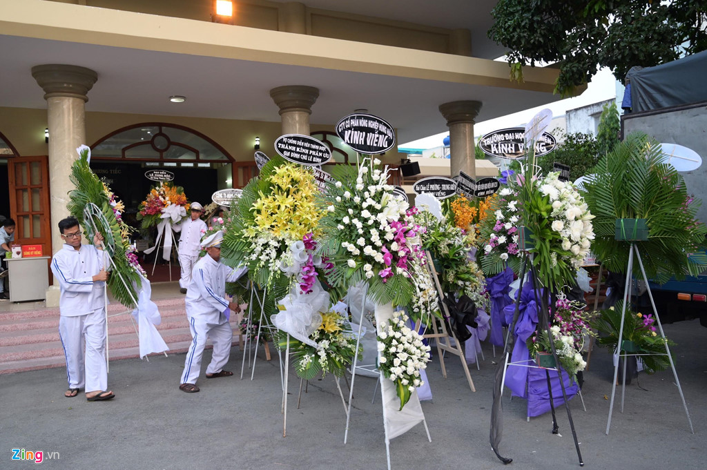 Nghệ sĩ Việt bật khóc khi nghe điếu văn trước giờ đưa tiễn Lê Bình