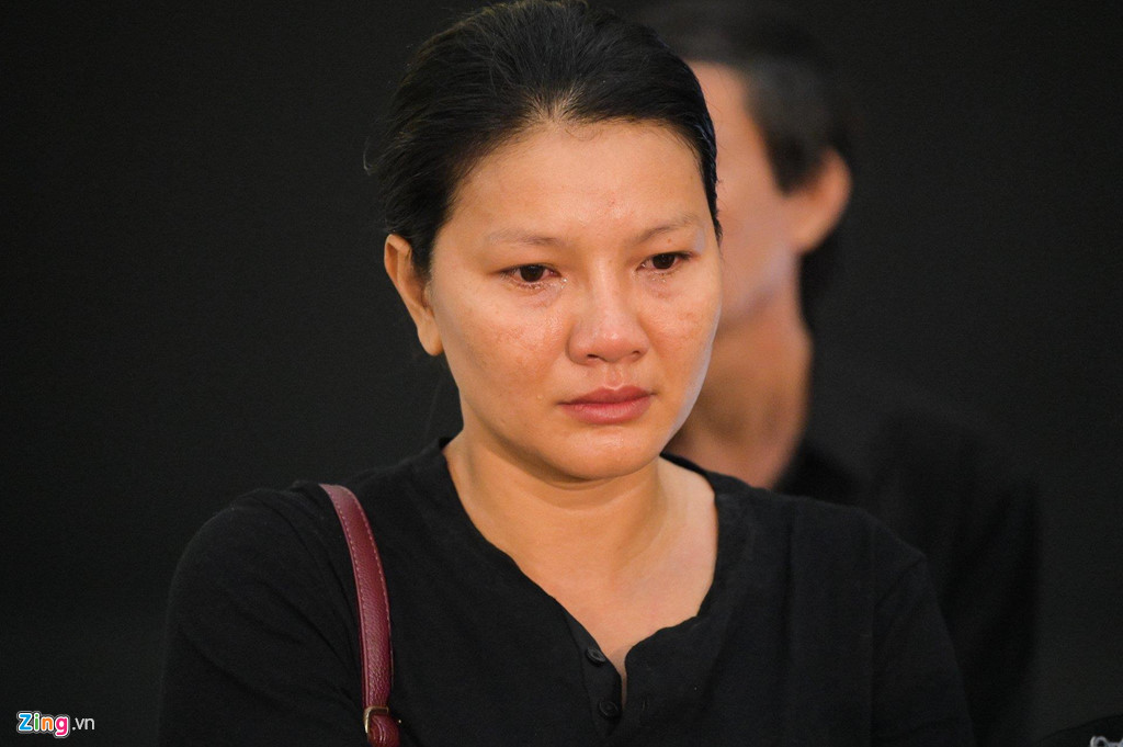 Nghệ sĩ Việt bật khóc khi nghe điếu văn trước giờ đưa tiễn Lê Bình