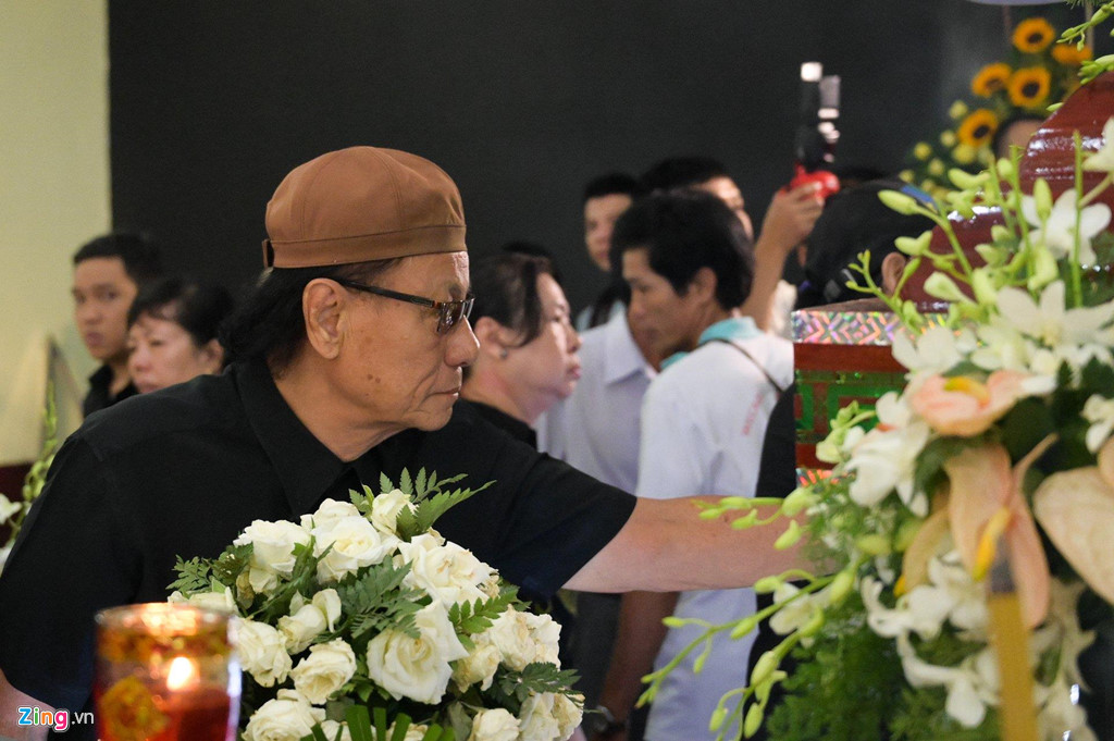 Nghệ sĩ Việt bật khóc khi nghe điếu văn trước giờ đưa tiễn Lê Bình