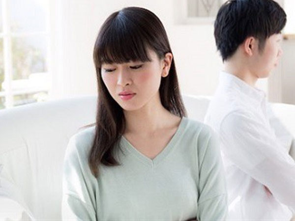 Đêm tân hôn, vừa chạm vào ngực vợ tôi đã giật nảy người