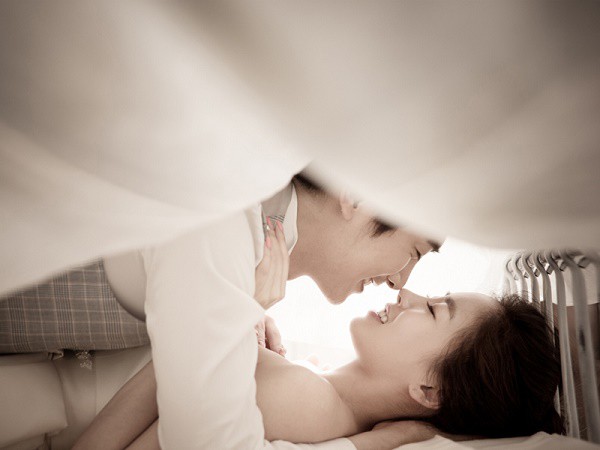 Đêm tân hôn, vừa chạm vào ngực vợ tôi đã giật nảy người