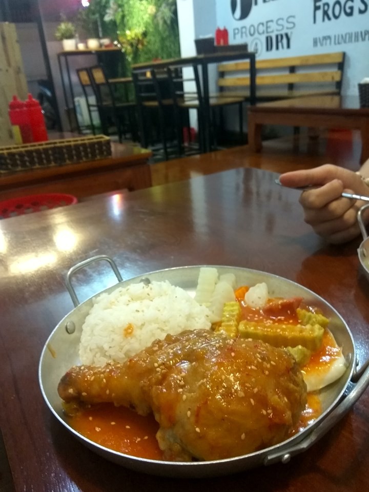 Tin vào ảnh review cơm gà ngon mắt, cô gái hí hửng đi thực tế và cái kết trào nước mắt