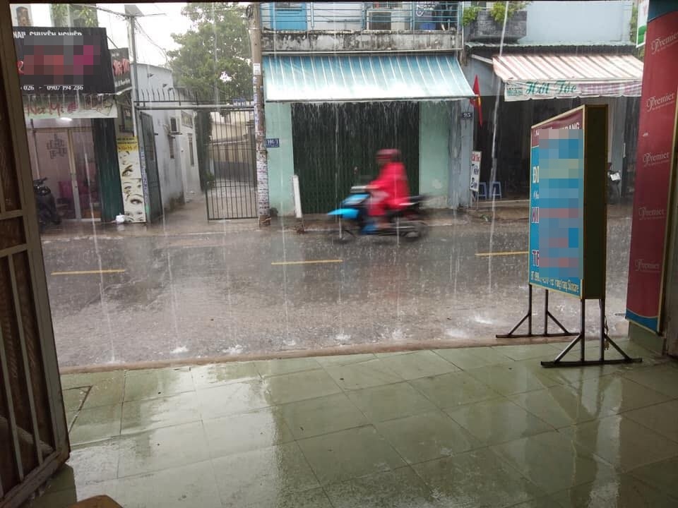 Bác xe ôm và túi trà sữa giao giữa cơn mưa xối xả, hình ảnh bình dị dấy lên nỗi nhớ nhà da diết