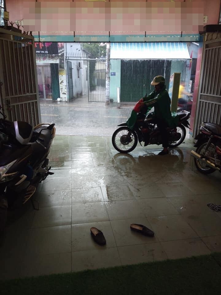 Bác xe ôm và túi trà sữa giao giữa cơn mưa xối xả, hình ảnh bình dị dấy lên nỗi nhớ nhà da diết