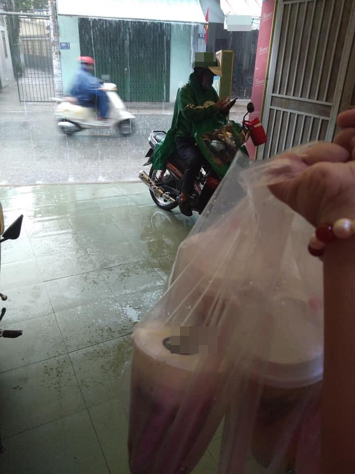 Bác xe ôm và túi trà sữa giao giữa cơn mưa xối xả, hình ảnh bình dị dấy lên nỗi nhớ nhà da diết