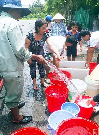 Dòng sông ở miền Tây chuyển màu đen kịt