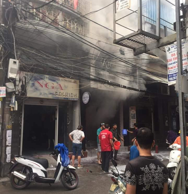 Clip người đàn ông tẩm xăng phóng hỏa ở Hải Phòng: Đốt quán người yêu vì cay cú