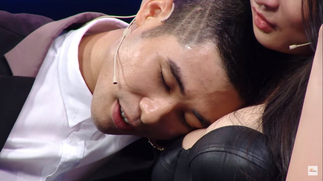 Khán giả sốc với cảnh hot girl siêu vòng 1 mặc hở hang, cho trai tựa đầu vào ngực trên truyền hình