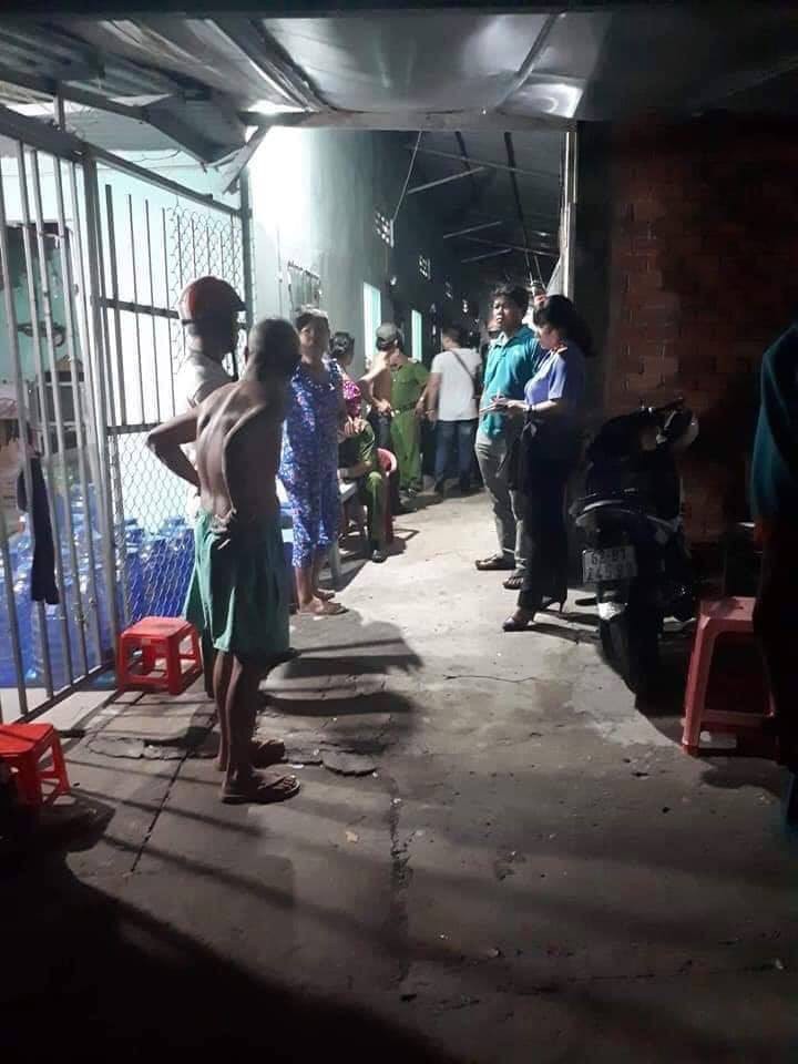 Thanh niên đâm bạn gái nhiều nhát rồi khoá cửa, nằm cạnh nạn nhân suốt 30 phút trong phòng trọ