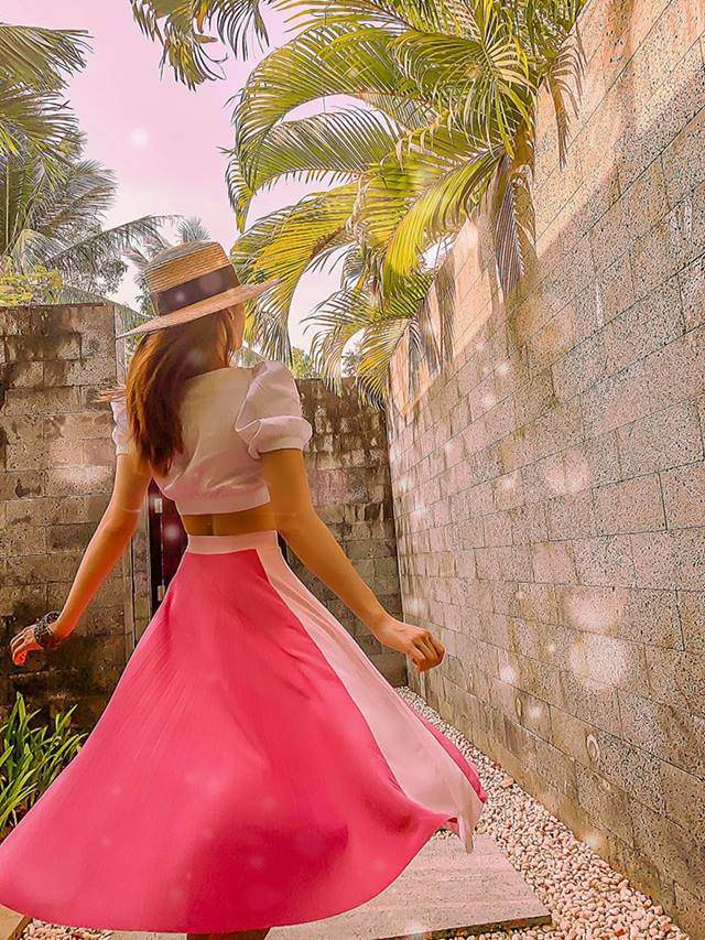 Hết chiếc cằm xuyên thủng vạn vật, Minh Hằng giờ bóp eo lố tay làm cong vòng cửa sắt