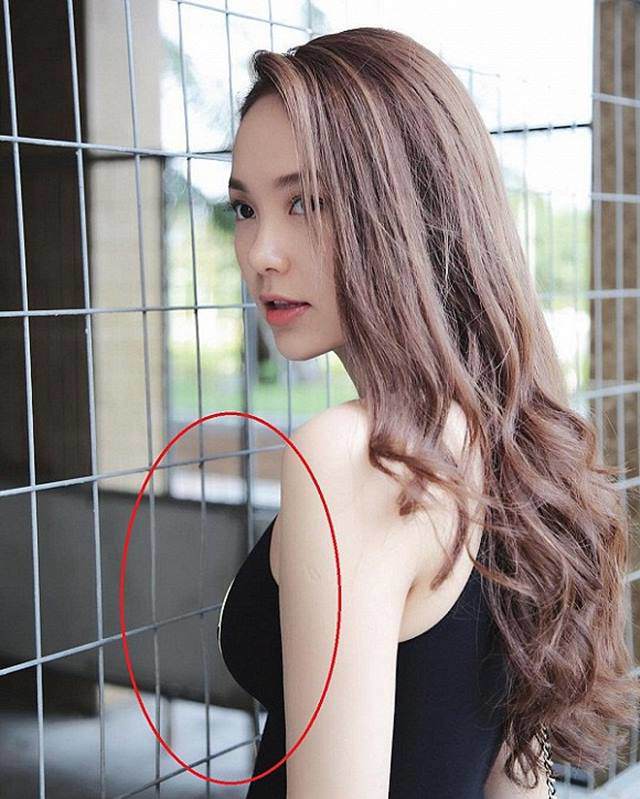 Hết chiếc cằm xuyên thủng vạn vật, Minh Hằng giờ bóp eo lố tay làm cong vòng cửa sắt