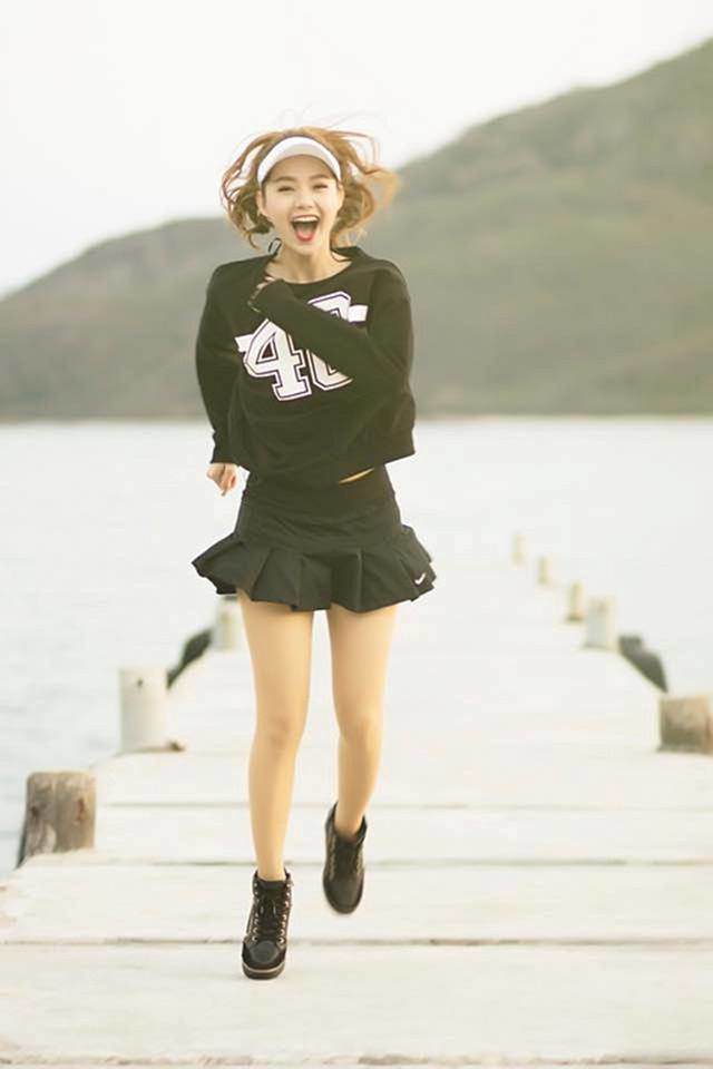 Hết chiếc cằm xuyên thủng vạn vật, Minh Hằng giờ bóp eo lố tay làm cong vòng cửa sắt