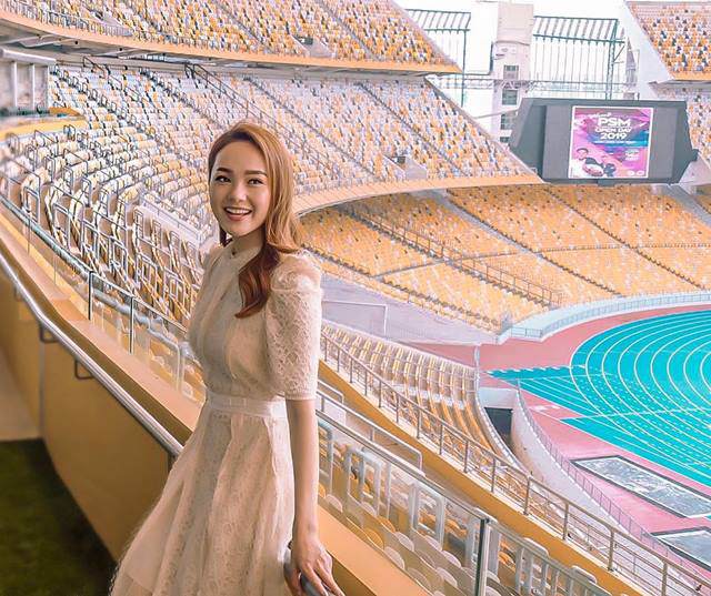 Hết chiếc cằm xuyên thủng vạn vật, Minh Hằng giờ bóp eo lố tay làm cong vòng cửa sắt