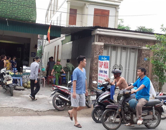 Chủ quán thịt chó nghi ngáo đá, trèo lên tầng 2 ôm con gà nhảy múa