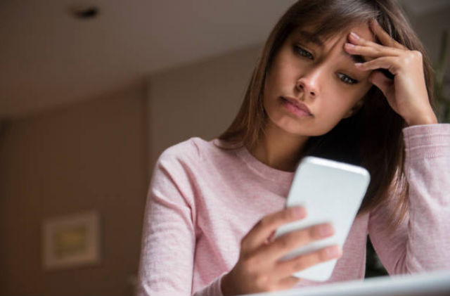 Vừa nhìn thấy thứ đó trong ví, chồng liền quỳ gối cả đêm xin vợ tha thứ