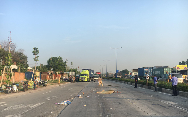 Phát hiện người đàn ông nằm chết trên đường, bên cạnh có nhiều bịch thức ăn