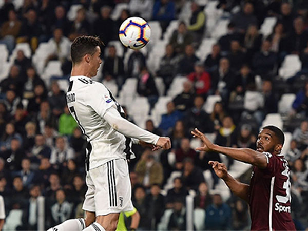 Ronaldo lại vượt Messi sau khi chạm mốc 600 bàn