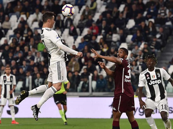 Ronaldo ghi bàn thắng thứ 100 bằng đầu giúp Juventus thoát thua trước Torino