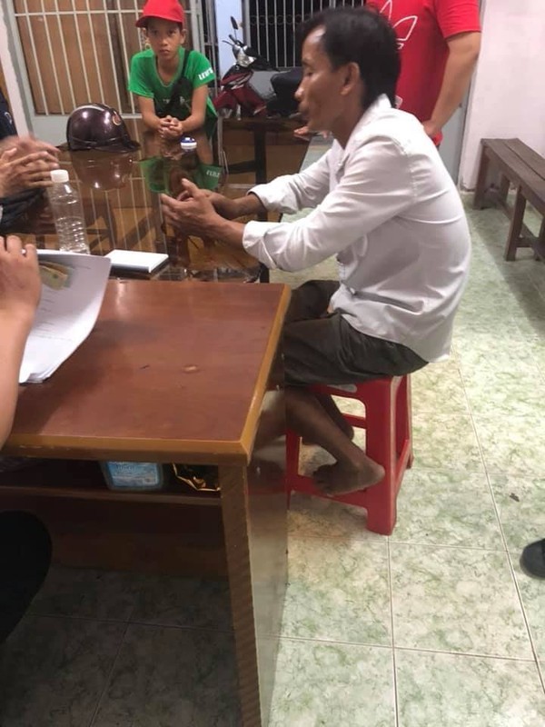 Nữ chủ quán gọi người đánh khách thắc mắc tô hủ tiếu 100.000 đồng từng vác dao chặn đầu xe xử tài xế ô tô vì suất cơm 35.000 đồng