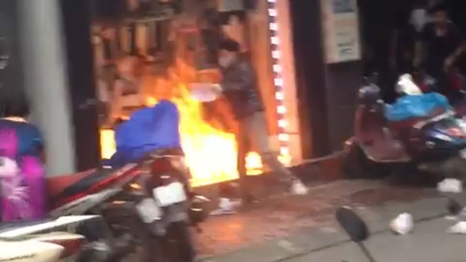 Truy bắt nghi phạm đổ xăng đốt cửa hàng quần áo của vợ cũ