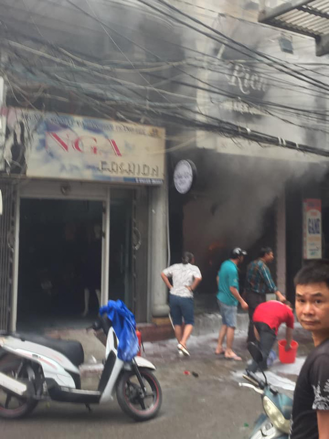 Video: Cận cảnh người đàn ông châm lửa đốt cửa hàng ở Hải Phòng