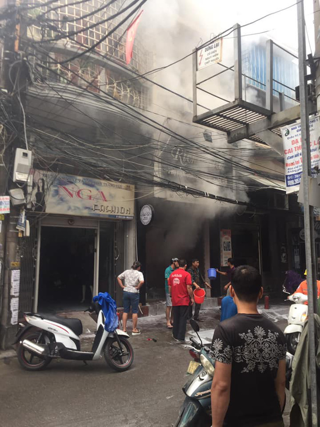 Video: Cận cảnh người đàn ông châm lửa đốt cửa hàng ở Hải Phòng