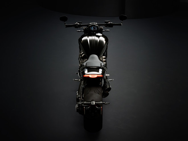 Triumph thách thức Ducati với môtô độc lạ Rocket 3 TFC giá 29.000 USD