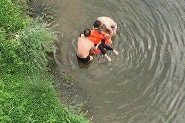 Mâu thuẫn với nhà chồng, người phụ nữ dẫn 2 con nhảy sông tự vẫn và dáng vẻ cuối cùng của đứa trẻ lớn hơn gây xót xa hơn cả