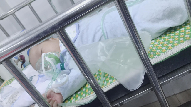 Sau hành trình cùng con chiến đấu lại virus RSV gây viêm phổi, mẹ Hà Nội cảnh báo các mẹ khác đừng coi thường nụ hôn thần chết