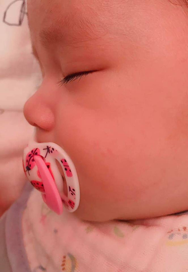 Sau hành trình cùng con chiến đấu lại virus RSV gây viêm phổi, mẹ Hà Nội cảnh báo các mẹ khác đừng coi thường nụ hôn thần chết Sau hành trình cùng con chiến đấu lại virus RSV gây viêm phổi, mẹ Hà Nội cảnh báo các mẹ khác đừng coi thường nụ hôn thần chết