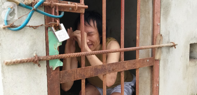 Tâm sự của người cha nhốt con trai như vật nuôi trong chuồng đầy ruồi muỗi: Cái gì đưa vào nó cũng đập phá, ai mà không thương con
