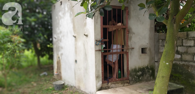 Tâm sự của người cha nhốt con trai như vật nuôi trong chuồng đầy ruồi muỗi: Cái gì đưa vào nó cũng đập phá, ai mà không thương con