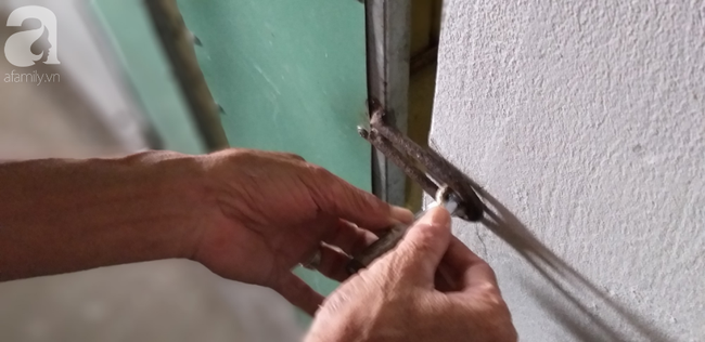 Tâm sự của người cha nhốt con trai như vật nuôi trong chuồng đầy ruồi muỗi: Cái gì đưa vào nó cũng đập phá, ai mà không thương con