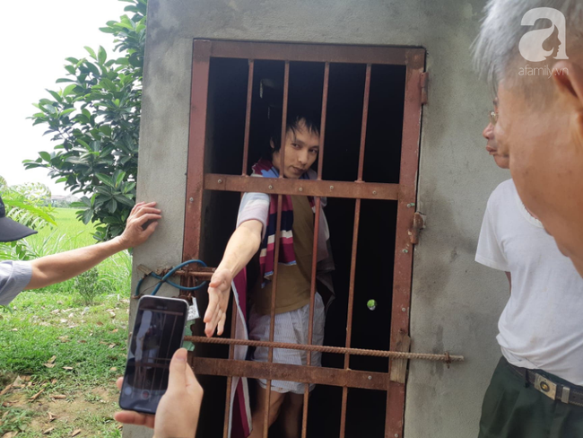 Tâm sự của người cha nhốt con trai như vật nuôi trong chuồng đầy ruồi muỗi: Cái gì đưa vào nó cũng đập phá, ai mà không thương con