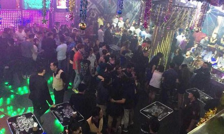 2 nhóm thanh niên mang súng, dao kiếm hỗn chiến vì nữ nhân viên quán bar