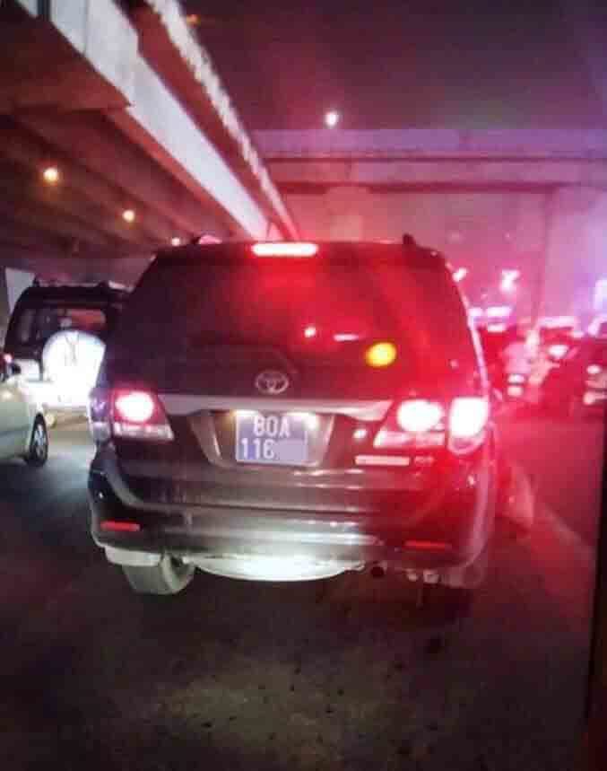 Hà Nội: Xe biển xanh tông người đàn ông ở đường Nguyễn Xiển rồi bỏ chạy