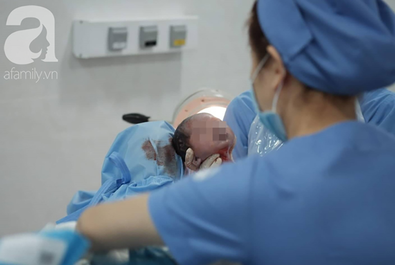 Bình Dương: Bé trai vừa sinh thì chết bất thường, gia đình sản phụ bức xúc vây kín bệnh viện