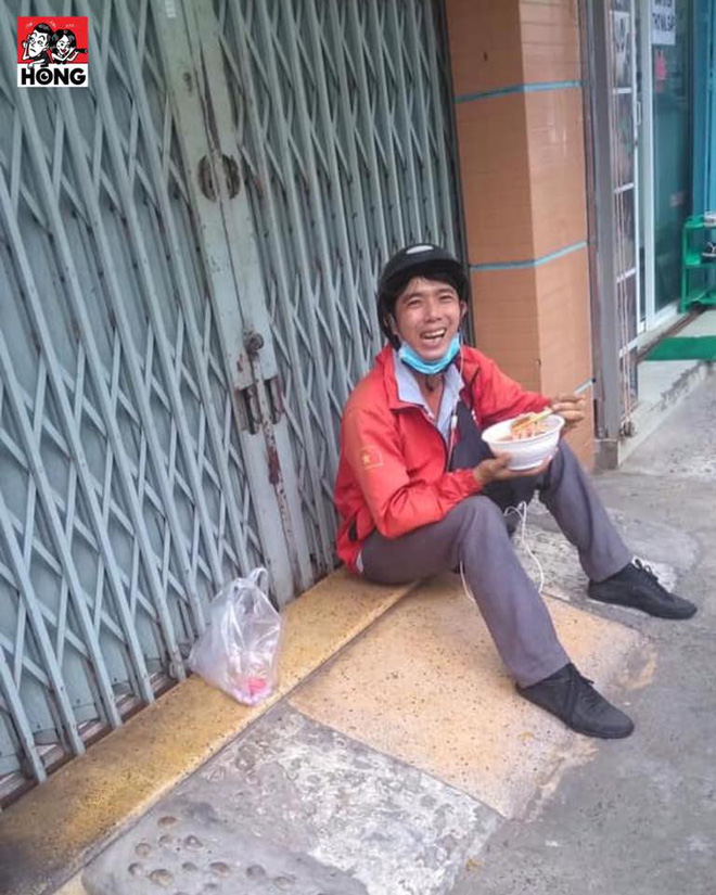 Anh shipper ngồi ngoài cửa nhà ăn mì, nhìn tươi cười nhưng câu chuyện bên lề lại cay đắng