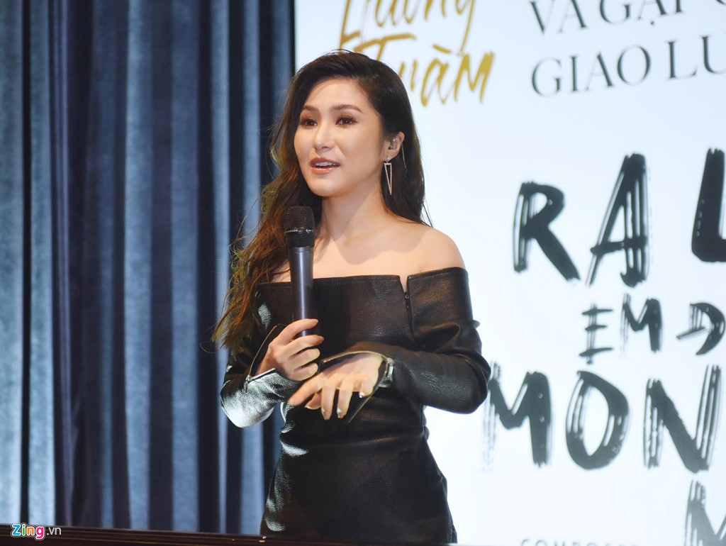 Hương Tràm bật khóc ngay khi nói những lời đầu tiên với khán giả