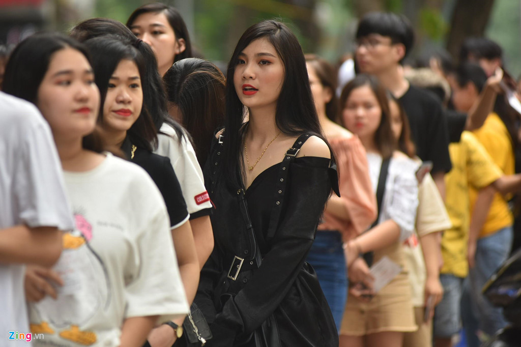 Hương Tràm bật khóc ngay khi nói những lời đầu tiên với khán giả