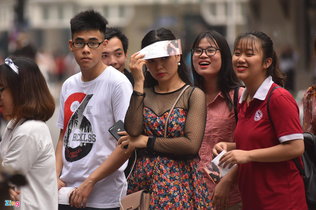 Hương Tràm bật khóc ngay khi nói những lời đầu tiên với khán giả