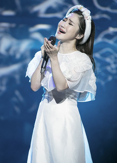 Hương Tràm tuyên bố nghỉ hát gây chấn động: Vạn người tung hô nhưng cô đơn đến mức trầm cảm, tự bóc tay rỉ máu