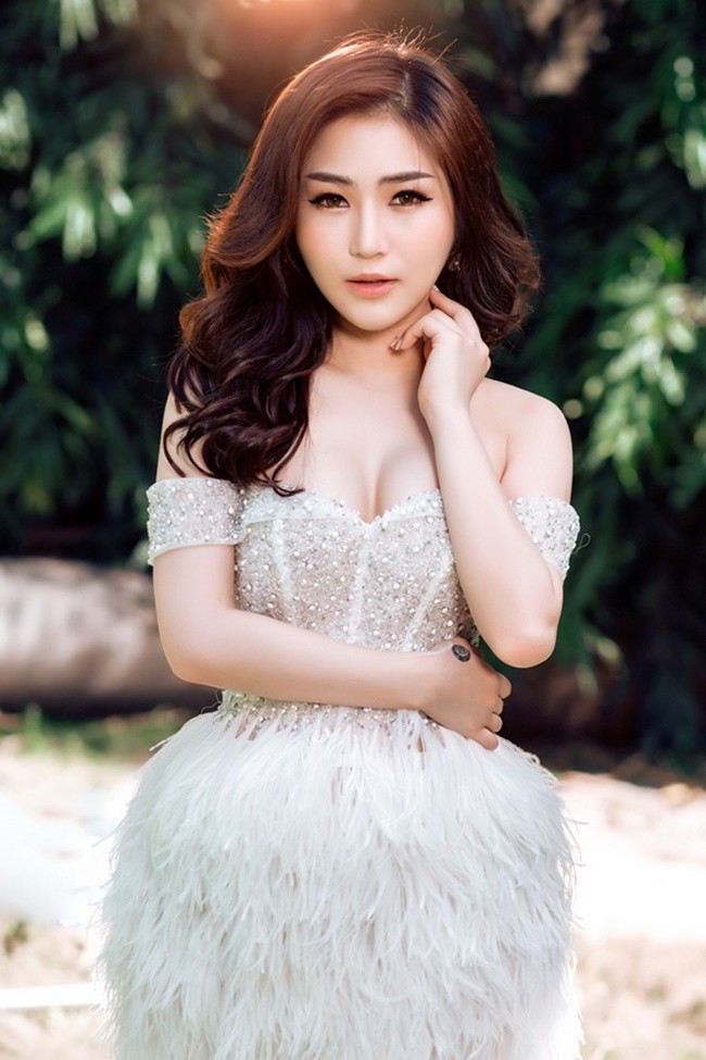 Hương Tràm tuyên bố nghỉ hát gây chấn động: Vạn người tung hô nhưng cô đơn đến mức trầm cảm, tự bóc tay rỉ máu