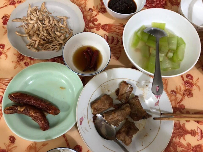 Mâm cơm nhà chồng để phần chẳng đến nỗi, nhưng chị em vẫn phẫn nộ khi nghe nàng dâu tiết lộ bí mật phía sau