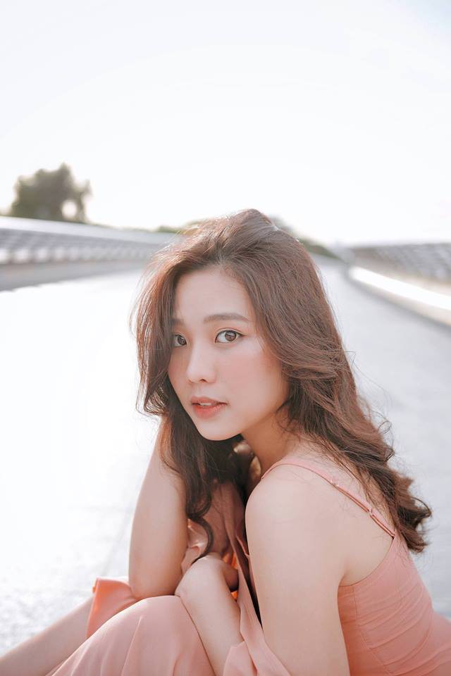 Hội girl xinh 2000 mới nổi: Người nhan sắc tựa nàng thơ, người được cả báo nước ngoài gọi tên