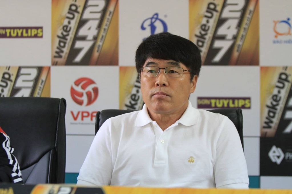 HLV Viettel đau đầu vì sự trở lại của trung vệ Quế Ngọc Hải