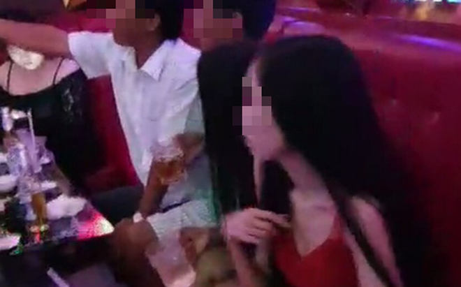 Lộ clip nhậu và hát karaoke có tiếp viên rót bia, nhóm cán bộ bị kiểm điểm