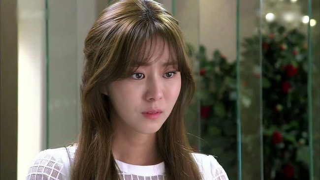 Nghe hộ điện thoại khi chồng đang tắm, vợ bị tát nổ đom đóm mắt nhưng nội dung cuộc gọi mới gây sốc