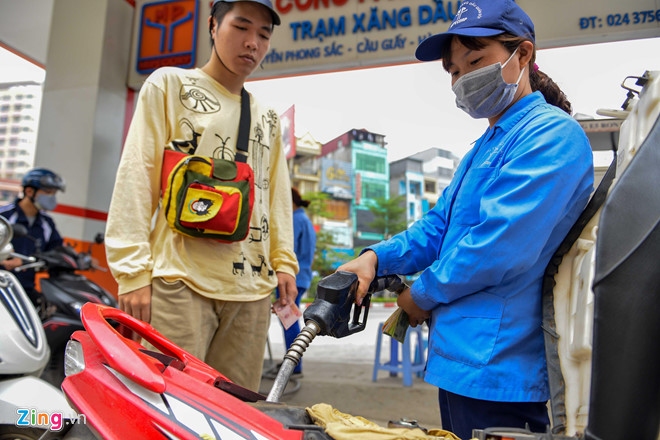 Bộ Công Thương: ‘Giá xăng tăng thấp hơn mức của thế giới’